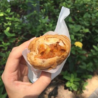 J2 Famous Crispy Curry Puff - Singapore - 1